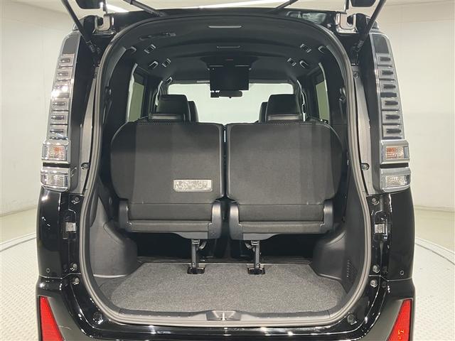 ヴォクシー ＺＳ　煌ＩＩＩ　プリクラッシュ　スマートキ　アイスト　ＤＶＤ再生機能　横滑り防止装置　ナビＴＶ　アルミ　三列シート　盗難防止　オートエアコン　キーレス　ＥＴＣ装備　パワステ　メモリナビ　クルコン　ＬＥＤヘッドライト（22枚目）