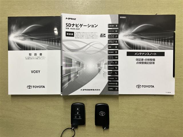 ヴォクシー ＺＳ　煌ＩＩＩ　プリクラッシュ　スマートキ　アイスト　ＤＶＤ再生機能　横滑り防止装置　ナビＴＶ　アルミ　三列シート　盗難防止　オートエアコン　キーレス　ＥＴＣ装備　パワステ　メモリナビ　クルコン　ＬＥＤヘッドライト（24枚目）