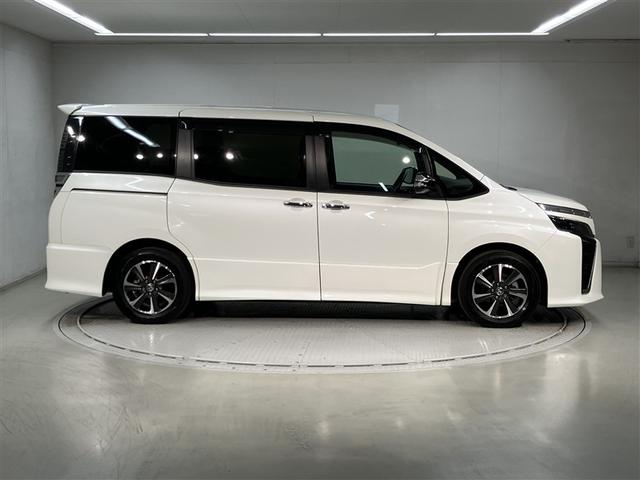 ヴォクシー ＺＳ　煌ＩＩＩ　プリクラッシュ　スマートキ　アイスト　ＤＶＤ再生機能　記録簿付き　横滑り防止装置　ナビＴＶ　アルミ　三列シート　盗難防止　オートエアコン　キーレス　ＥＴＣ装備　パワステ　メモリナビ　クルコン　ＡＢＳ（3枚目）