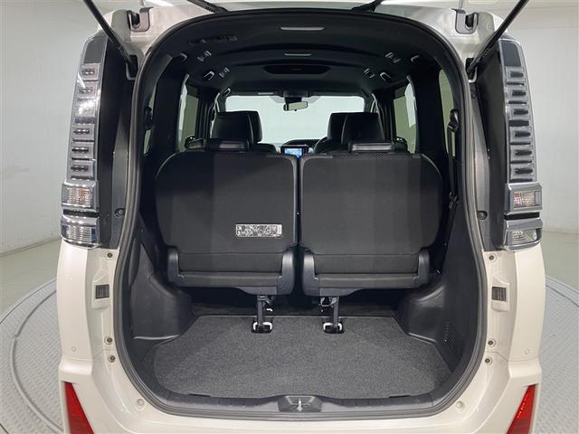 ヴォクシー ＺＳ　煌ＩＩＩ　プリクラッシュ　スマートキ　アイスト　ＤＶＤ再生機能　記録簿付き　横滑り防止装置　ナビＴＶ　アルミ　三列シート　盗難防止　オートエアコン　キーレス　ＥＴＣ装備　パワステ　メモリナビ　クルコン　ＡＢＳ（19枚目）