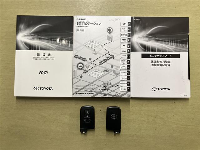 ヴォクシー ＺＳ　煌ＩＩＩ　プリクラッシュ　スマートキ　アイスト　ＤＶＤ再生機能　記録簿付き　横滑り防止装置　ナビＴＶ　アルミ　三列シート　盗難防止　オートエアコン　キーレス　ＥＴＣ装備　パワステ　メモリナビ　クルコン　ＡＢＳ（21枚目）