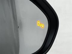 ブラインドスポットモニターは走行中の車線変更時にドアミラーに映らない死角の車両を検知し相手の存在をご覧のオレンジ色マークで表示してくれる安全装置です。ヒヤリ防止に一役の装備です。 5