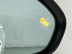 ブラインドスポットモニターは走行中の車線変更時にドアミラーに映らない死角の車両を検知し相手の存在をご覧のオレンジ色マークで表示してくれる安全装置です。ヒヤリ防止に一役の装備です。 6