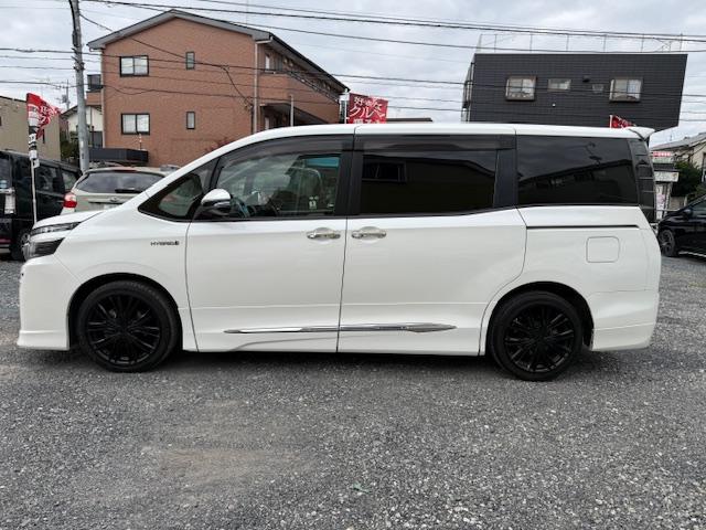 ヴォクシー ハイブリッドV 両側オートスライドドア/SDナビ/地デジ/バックカメラ/フリップダウンモニター/Bluetooth/モデリスタエアロ/18インチアルミ/7人乗り/LEDオートライト/シートヒーター/置くだけ充電(4枚目)