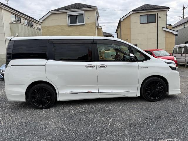 ヴォクシー ハイブリッドV 両側オートスライドドア/SDナビ/地デジ/バックカメラ/フリップダウンモニター/Bluetooth/モデリスタエアロ/18インチアルミ/7人乗り/LEDオートライト/シートヒーター/置くだけ充電(5枚目)