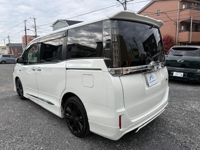 ヴォクシー ハイブリッドV 両側オートスライドドア/SDナビ/地デジ/バックカメラ/フリップダウンモニター/Bluetooth/モデリスタエアロ/18インチアルミ/7人乗り/LEDオートライト/シートヒーター/置くだけ充電(8枚目)