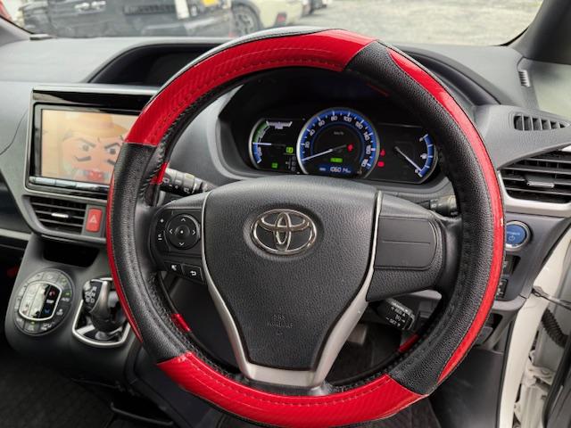 ヴォクシー ハイブリッドV 両側オートスライドドア/SDナビ/地デジ/バックカメラ/フリップダウンモニター/Bluetooth/モデリスタエアロ/18インチアルミ/7人乗り/LEDオートライト/シートヒーター/置くだけ充電(10枚目)