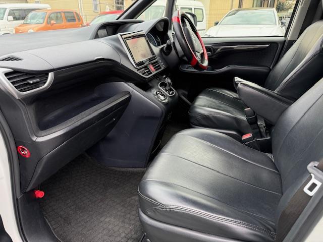 ヴォクシー ハイブリッドV 両側オートスライドドア/SDナビ/地デジ/バックカメラ/フリップダウンモニター/Bluetooth/モデリスタエアロ/18インチアルミ/7人乗り/LEDオートライト/シートヒーター/置くだけ充電(13枚目)