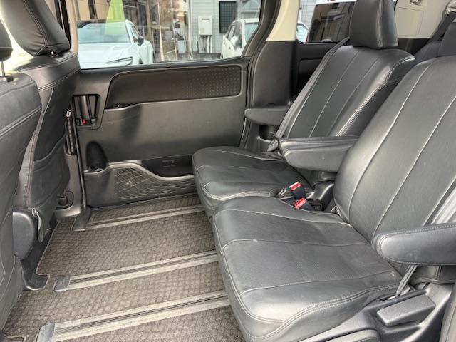 ヴォクシー ハイブリッドV 両側オートスライドドア/SDナビ/地デジ/バックカメラ/フリップダウンモニター/Bluetooth/モデリスタエアロ/18インチアルミ/7人乗り/LEDオートライト/シートヒーター/置くだけ充電(14枚目)