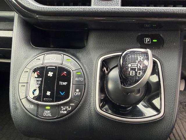 ヴォクシー ハイブリッドV 両側オートスライドドア/SDナビ/地デジ/バックカメラ/フリップダウンモニター/Bluetooth/モデリスタエアロ/18インチアルミ/7人乗り/LEDオートライト/シートヒーター/置くだけ充電(21枚目)