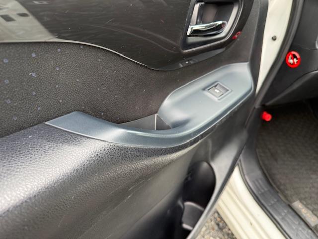 ヴォクシー ハイブリッドV 両側オートスライドドア/SDナビ/地デジ/バックカメラ/フリップダウンモニター/Bluetooth/モデリスタエアロ/18インチアルミ/7人乗り/LEDオートライト/シートヒーター/置くだけ充電(24枚目)