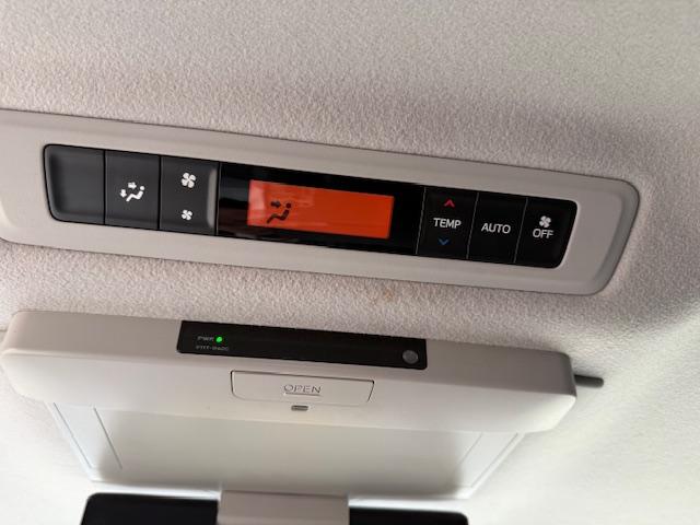 ヴォクシー ハイブリッドV 両側オートスライドドア/SDナビ/地デジ/バックカメラ/フリップダウンモニター/Bluetooth/モデリスタエアロ/18インチアルミ/7人乗り/LEDオートライト/シートヒーター/置くだけ充電(30枚目)