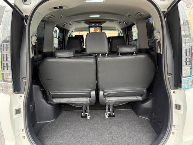 ヴォクシー ハイブリッドV 両側オートスライドドア/SDナビ/地デジ/バックカメラ/フリップダウンモニター/Bluetooth/モデリスタエアロ/18インチアルミ/7人乗り/LEDオートライト/シートヒーター/置くだけ充電(33枚目)