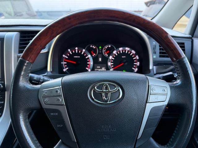 ヴェルファイア ２．４Ｚ　プラチナムセレクション　サンルーフ／両側オートスライドドア／パワーバックドア／メーカーナビ／地デジ／バックカメラ／プレミアムサウンド／フリップダウンモニター／ウッドコンビハンドル／７人乗（30枚目）