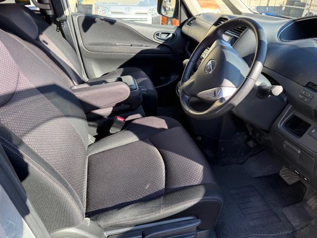 セレナ ハイウェイスター　Ｊパッケージ　インテリキー／両側オートスライドドア／純正ナビ／地デジ／バックカメラ／フリップダウンモニター／ＨＩＤオートライト／社外アルミ／リアサンシェード／後席エアコン／シートバックテーブル／ＥＴＣ／クルコン（11枚目）