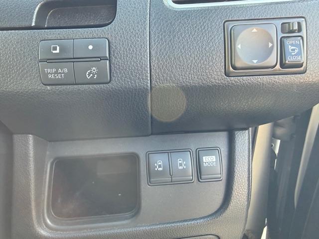 セレナ ハイウェイスター　Ｊパッケージ　インテリキー／両側オートスライドドア／純正ナビ／地デジ／バックカメラ／フリップダウンモニター／ＨＩＤオートライト／社外アルミ／リアサンシェード／後席エアコン／シートバックテーブル／ＥＴＣ／クルコン（21枚目）