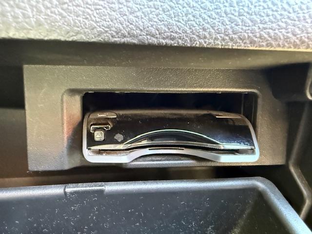 セレナ ハイウェイスター　Ｊパッケージ　インテリキー／両側オートスライドドア／純正ナビ／地デジ／バックカメラ／フリップダウンモニター／ＨＩＤオートライト／社外アルミ／リアサンシェード／後席エアコン／シートバックテーブル／ＥＴＣ／クルコン（31枚目）