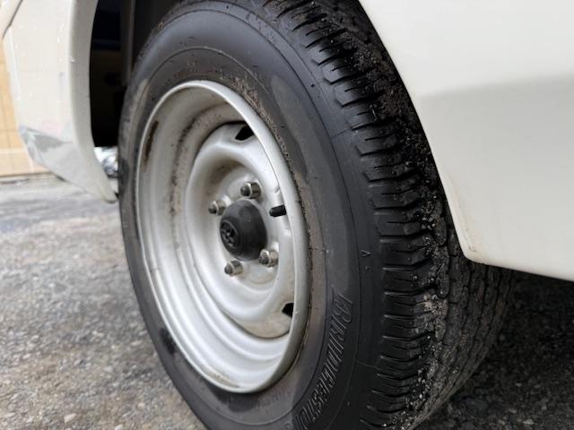 キャリイトラック 　１オーナー走行４千キロＡＺ－ＭＡＸ　４ＷＤ　ラクーン　シンク　カセットコンロ　ベッド　専用シートカバー　カウンターテーブル　走行充電装置　サブバッテリー　１００Ｖコンセント　給排水１０ｌタンク２個（12枚目）