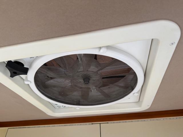 キャリイトラック 　１オーナー走行４千キロＡＺ－ＭＡＸ　４ＷＤ　ラクーン　シンク　カセットコンロ　ベッド　専用シートカバー　カウンターテーブル　走行充電装置　サブバッテリー　１００Ｖコンセント　給排水１０ｌタンク２個（33枚目）