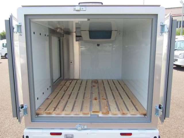 キャリイトラック 　スズキ純正冷蔵冷凍車・低温ー２０℃設定・荷箱左ドア・庫内灯＆安全ブザー・木製スノコ付属・セーフティサポート・リアソナー・坂道発進アシスト・ＥＳＰ・強化リアサス・キーレス・オートライト・助手席エアバッグ（9枚目）