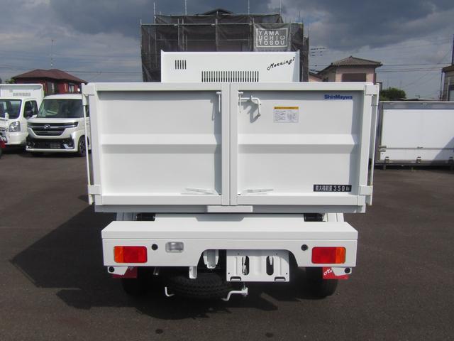 キャリイトラック 　新明和製清掃ダンプ・４ＷＤ・５ＭＴ・アオリ高６００ｍｍ・電動油圧・一方開・後部観音扉・横滑り防止・強化Ｒサス・ぬかるみ脱出アシスト・リアソナー・坂道発進アシスト・・キーレス・オートライト・助手席エアＢ（6枚目）