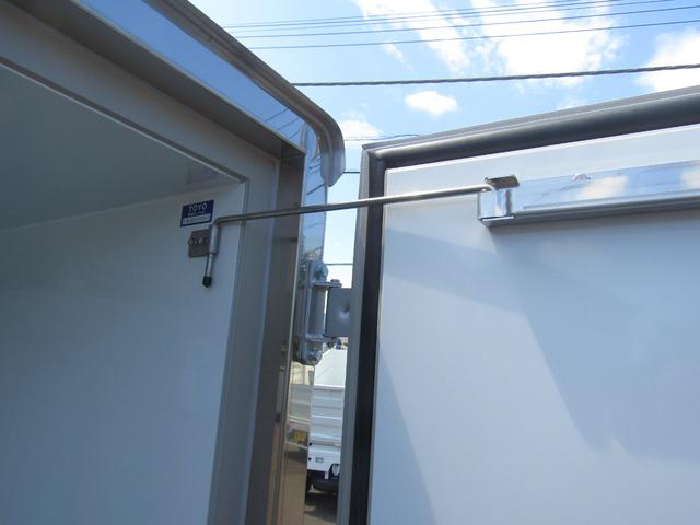 キャリイトラック 菱重製冷蔵冷凍車・低温ー25℃設定・荷箱左ドア付・2コンプ・後扉片側90度ストッパー付・庫内灯&安全ブザー・ESP・強化リアサス・坂道発進アシスト・リアソナー・オートライト・キーレス・箱厚100mm(12枚目)