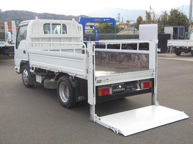 エルフトラック 　新明和製垂直パワーゲート・リフト能力６００ｋｇ・左右支柱スイッチ・ＭＴ・２ｔ・キーレス・左電格ミラー・ＨＳＡ・ＥＴＣ・荷台内寸３０１０×１６００ｍｍ・ゲート寸法８３０×１５９０ｍｍ（8枚目）