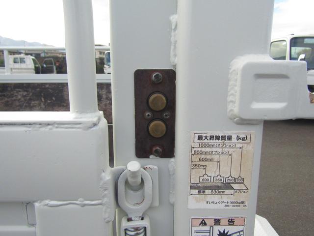 エルフトラック 　新明和製垂直パワーゲート・リフト能力６００ｋｇ・左右支柱スイッチ・ＭＴ・２ｔ・キーレス・左電格ミラー・ＨＳＡ・ＥＴＣ・荷台内寸３０１０×１６００ｍｍ・ゲート寸法８３０×１５９０ｍｍ（12枚目）