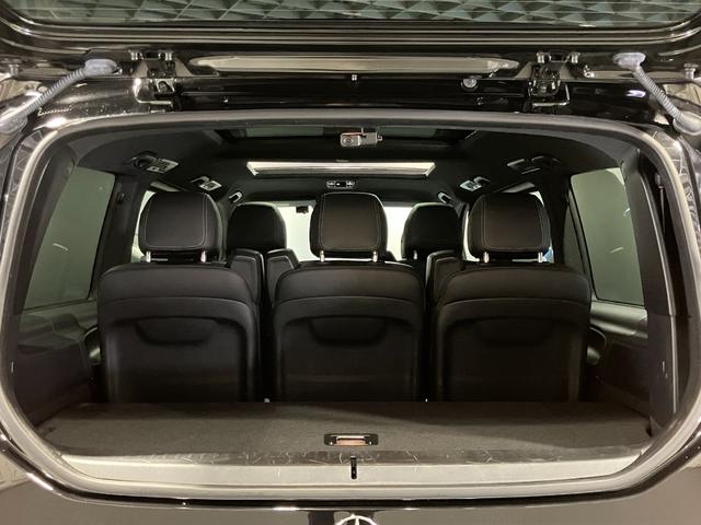 バックドアの使い方１　ガラス部分だけ開きますので、狭い所でもお荷物を収納、格納できます