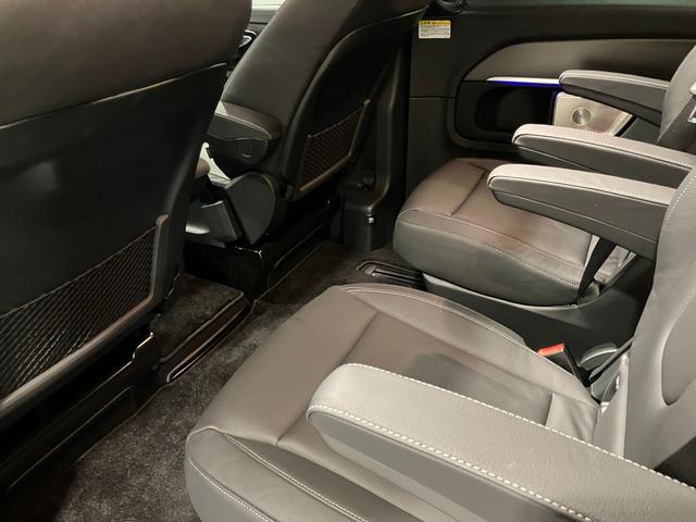 足元広々セカンドシート　シートアレンジも多彩に！！　詳しくはスタッフまで