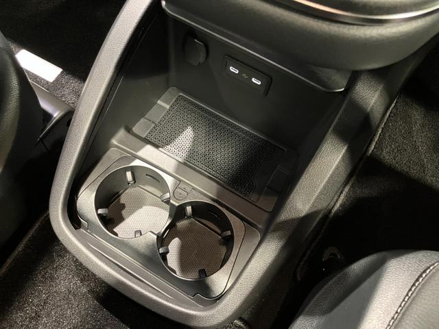 フロントシートカップホルダー