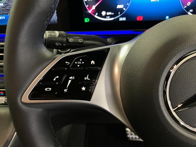 ステアリングから手を放さずにオーディオコントロールとハンズフリーが使えます