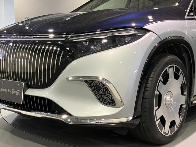 ＥＱＳ ＳＵＶ ＥＱＳ６８０　ＳＵＶ　ファーストクラスパッケージ　ファーストクラスパッケージ　ブラックピアノラッカーフローイングラインインテリアトリム　クリスタルホワイト／シルバーグレー　ツートンペイント　ハイテックシルバー／ノーティックブルー　認定中古車（17枚目）