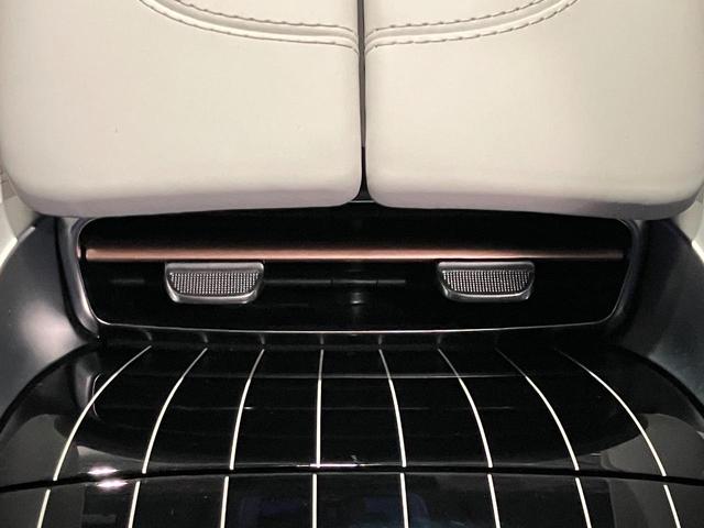 ＥＱＳ ＳＵＶ ＥＱＳ６８０　ＳＵＶ　ファーストクラスパッケージ　ファーストクラスパッケージ　ブラックピアノラッカーフローイングラインインテリアトリム　クリスタルホワイト／シルバーグレー　ツートンペイント　ハイテックシルバー／ノーティックブルー　認定中古車（44枚目）