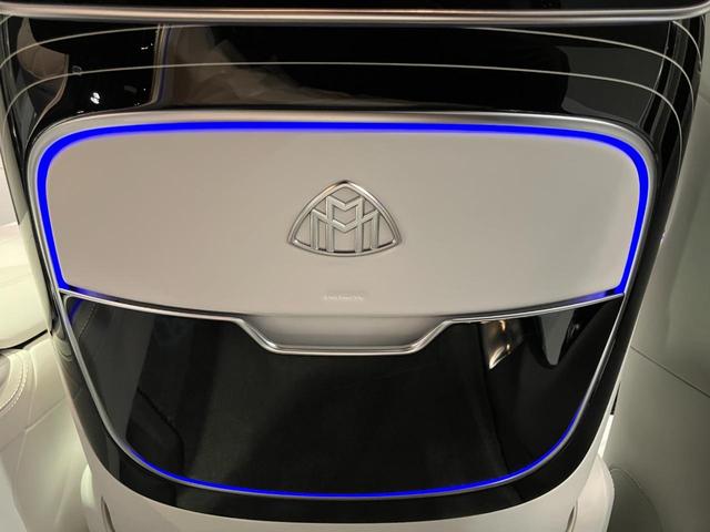 ＥＱＳ ＳＵＶ ＥＱＳ６８０　ＳＵＶ　ファーストクラスパッケージ　ファーストクラスパッケージ　ブラックピアノラッカーフローイングラインインテリアトリム　クリスタルホワイト／シルバーグレー　ツートンペイント　ハイテックシルバー／ノーティックブルー　認定中古車（47枚目）