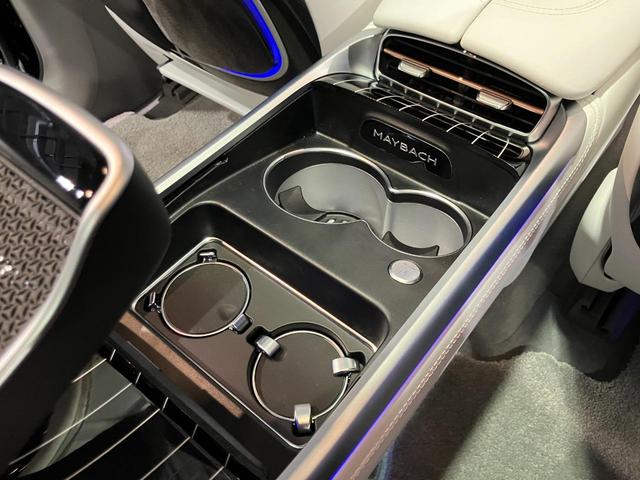 ＥＱＳ ＳＵＶ ＥＱＳ６８０　ＳＵＶ　ファーストクラスパッケージ　ファーストクラスパッケージ　ブラックピアノラッカーフローイングラインインテリアトリム　クリスタルホワイト／シルバーグレー　ツートンペイント　ハイテックシルバー／ノーティックブルー　認定中古車（48枚目）