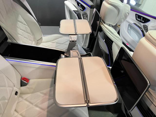 ＥＱＳ ＳＵＶ ＥＱＳ６８０　ＳＵＶ　ファーストクラスパッケージ　ファーストクラスパッケージ　ブラックピアノラッカーフローイングラインインテリアトリム　クリスタルホワイト／シルバーグレー　ツートンペイント　ハイテックシルバー／ノーティックブルー　認定中古車（52枚目）