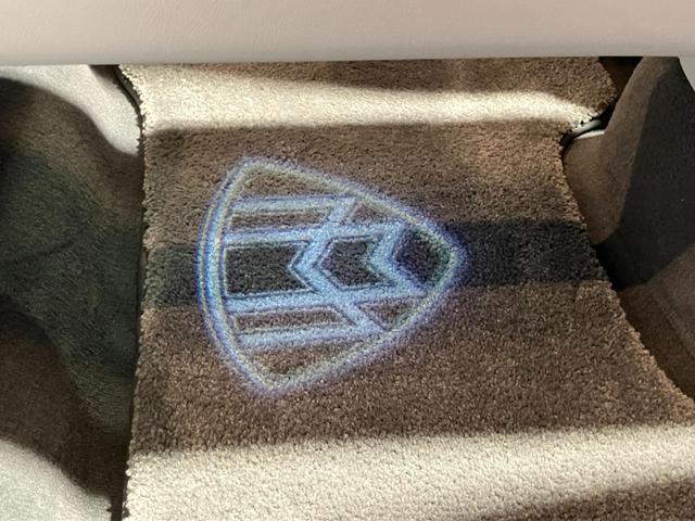 ＥＱＳ ＳＵＶ ＥＱＳ６８０　ＳＵＶ　ファーストクラスパッケージ　ファーストクラスパッケージ　ブラックピアノラッカーフローイングラインインテリアトリム　クリスタルホワイト／シルバーグレー　ツートンペイント　ハイテックシルバー／ノーティックブルー　認定中古車（53枚目）