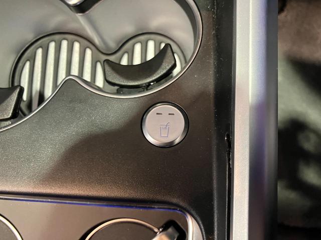 ＥＱＳ ＳＵＶ ＥＱＳ６８０　ＳＵＶ　ファーストクラスパッケージ　ファーストクラスパッケージ　ブラックピアノラッカーフローイングラインインテリアトリム　クリスタルホワイト／シルバーグレー　ツートンペイント　ハイテックシルバー／ノーティックブルー　認定中古車（59枚目）