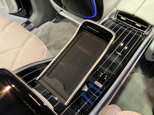 ＥＱＳ ＳＵＶ ＥＱＳ６８０　ＳＵＶ　ファーストクラスパッケージ　ファーストクラスパッケージ　ブラックピアノラッカーフローイングラインインテリアトリム　クリスタルホワイト／シルバーグレー　ツートンペイント　ハイテックシルバー／ノーティックブルー　認定中古車（62枚目）