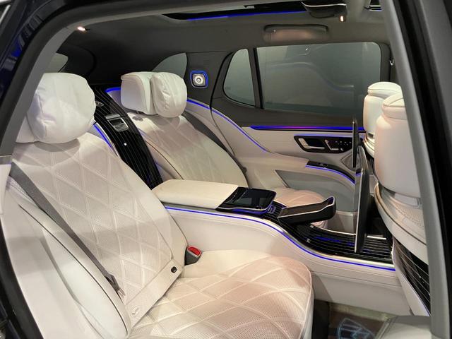 ＥＱＳ ＳＵＶ ＥＱＳ６８０　ＳＵＶ　ファーストクラスパッケージ　ファーストクラスパッケージ　ブラックピアノラッカーフローイングラインインテリアトリム　クリスタルホワイト／シルバーグレー　ツートンペイント　ハイテックシルバー／ノーティックブルー　認定中古車（64枚目）