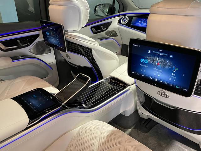 ＥＱＳ ＳＵＶ ＥＱＳ６８０　ＳＵＶ　ファーストクラスパッケージ　ファーストクラスパッケージ　ブラックピアノラッカーフローイングラインインテリアトリム　クリスタルホワイト／シルバーグレー　ツートンペイント　ハイテックシルバー／ノーティックブルー　認定中古車（66枚目）