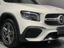 低くフラットなボンネット、シャープなヘッドライトがワイド感を強調。スポーティな走りを表現したフロントデザインです。