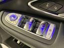運転席ドアトリムには窓の一括コントローラーと電動ドアミラーのコントローラーが装備。