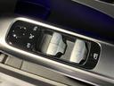 運転席ドアトリムには窓の一括コントローラーと電動ドアミラーのコントローラーが装備。
