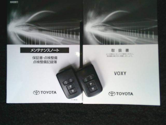 ヴォクシー ZS 煌III プリクラッシュ スマートキ アイスト DVD再生機能 記録簿付き 横滑り防止装置 ナビTV アルミ 三列シート 盗難防止 オートエアコン キーレス ETC装備 パワステ メモリナビ クルコン ABS(27枚目)