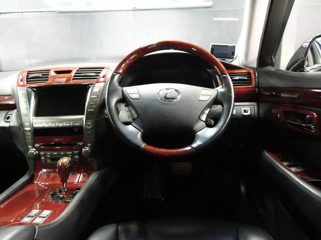 LS460 バージョンU サンルーフ 全席黒革エアシート 純正メーカーナビ WORKグノーシス20インチAW エアサスコントローラ 社外エアロパーツ ウィンカーミラー 地デジTV バックカメラ スマートキー(24枚目)