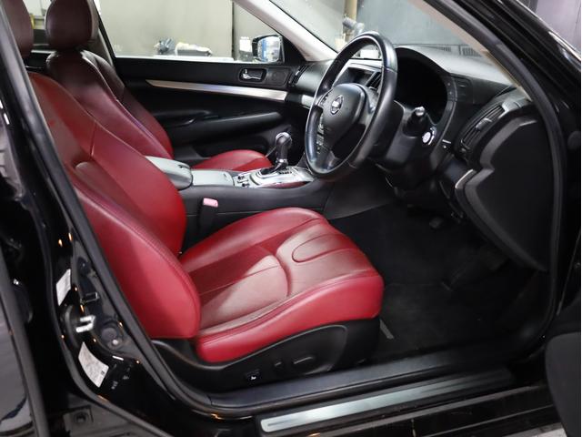 スカイライン ２５０ＧＴ　タイプＰ　５５ｔｈリミテッド　赤革シートヒータ　ＢＡＤＸロクサーニ２０インチＡＷ　新品フルタップ車高調　エアロパーツ　純正メーカーナビ　地デジフルセグ　バックカメラ　スマートキー　パワーシート（30枚目）