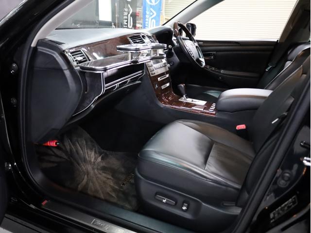 クラウンマジェスタ Ｃタイプ　Ｆパッケージ　後期型　ワンオーナー車　サンルーフ　黒革シートヒータ　Ｋｒａｎｚｅ２０インチＡＷ　エアサスコントローラー　純正メーカーナビ　バックカメラ　スマートキー　パワーシート　ＨＩＤライト　クリアランスソナー（31枚目）