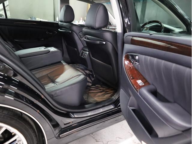 クラウンマジェスタ Ｃタイプ　Ｆパッケージ　後期型　ワンオーナー車　サンルーフ　黒革シートヒータ　Ｋｒａｎｚｅ２０インチＡＷ　エアサスコントローラー　純正メーカーナビ　バックカメラ　スマートキー　パワーシート　ＨＩＤライト　クリアランスソナー（43枚目）